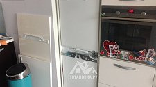 Работа по навешиванию фасадов на холодильник