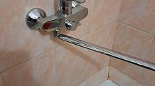Установить настенный смеситель в ванной комнате