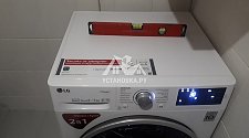 Установить отдельностоящую стиральную машину LG F-4J6TG1W в постирочной комнате