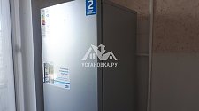 Установить отдельностоящий холодильник с перевесом дверей (без дисплея)