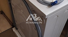 Установить новую отдельно стоящую на кухне стиральную машину Indesit