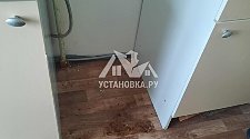 Установить газовую плиту.