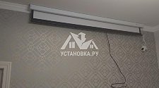 Установить в квартире проектор с экраном