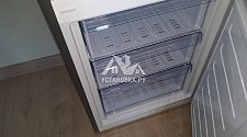 Установить отдельностоящий новый холодильник Beko