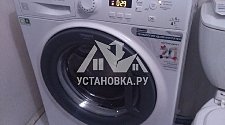 Установить в ванной комнате отдельностоящую стиральную машину Hotpoint-Ariston и на кухне установить электрическую плиту Beko