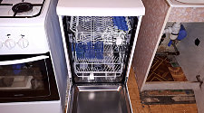 Установить отдельно стоящую посудомоечную машину Indesit.