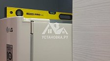 Установить в ванной комнате отдельностоящую стиральную машину и установить отдельностоящий холодильник