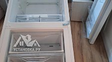 Установить отдельно стоящие стиральную машину Аристон и отдельно стоящий холодильник Индезит