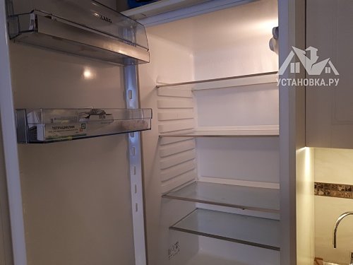 Штатная установка встроенного холодильника в мебель