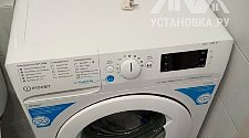 Установить отдельностоящую стиральную машину