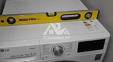 Установить отдельностоящую стиральную машину LG в ванной комнате в новостройке