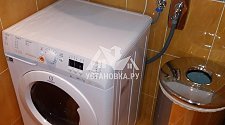 Установить новую стиральную машину Indesit отдельностоящую в постирочной