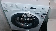 Установить в ванной комнате отдельно стоящую стиральную машину Ariston на готовые коммуникации на место предыдущей