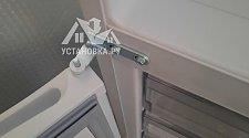Перенавесить двери холодильника