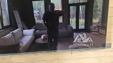 Подвесить и настроить три телевизора