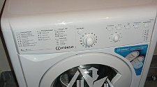 Установить отдельностоящую стиральную машину Indesit на готовые коммуникации в ванной комнате