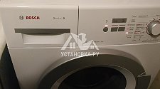 Установить отдельностоящую стиральную машину на готовые коммуникации в ванной комнате на место предыдущей