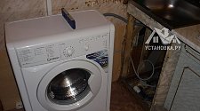 Установить стиральную отдельностоящую машину Indesit IWUB 4085 на кухне