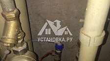 Установить в ванной комнате новую стиральную машину Indesit на подготовленное место