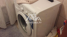 Установить новую отдельностоящую стиральную машину Индезит на готовые коммуникации в ванной комнате