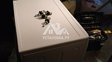 Установить в постирочной  отдельностоящую стиральную машину Whirlpool на готовые коммуникации