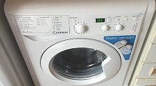 Демонтировать и установить отдельно стоящей стиральную машину Индезит на кухне