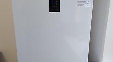 Установить электрическую плиту и отдельно стоящий холодильник