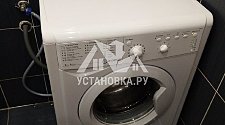 Установить в ванной комнате отдельностоящую стиральную машину Indesit IWSB 5085 на место старой