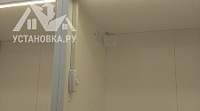 Установить светодиодную ленту в декоративном профиле в гардеробном шкафу