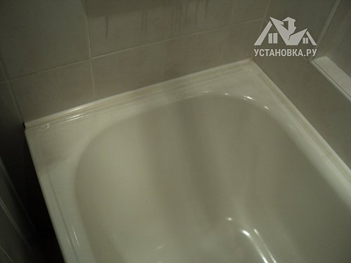 Произвести герметизацию швов ванны со стеной