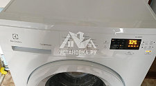 Установить отдельностоящую стиральную машину Электролюкс в ванной комнате вместо прежней на готовые коммуникации