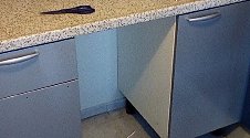 Демонтировать навесные кухонные шкафчика