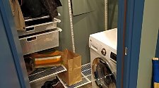 Установить отдельностоящую стиральную машину в постирочной
