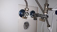 Установить комплект смесителя и фильтра питьевой воды
