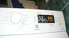 Установить отдельно стоящую стиральную машину Electrolux в ванной на готовые коммуникации