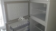 Выставить по уровню отдельно-стоящий холодильник