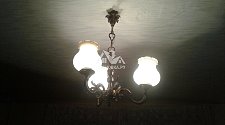 Установить две люстры на крюках