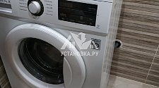 Установить в ванной комнате отдельностоящую стиральную машину LG F2J3HS0W в новостройке