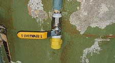 Демонтировать газовую плиту на жесткой подводки и заменить газовый кран