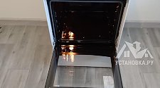 Установить электрическую плиту и отдельно стоящий холодильник