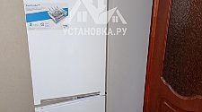 Установить отдельно стоящий холодильник Беко и перевесить на нем двери