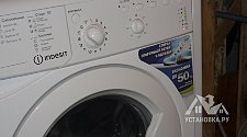 Установить стиральную отдельностоящую машину Indesit IWUB 4085 на кухне
