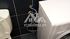 Установить в ванной комнате отдельностоящую стиральную машину Indesit IWSB 5085 на место старой