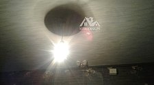 Установить две люстры на крюках