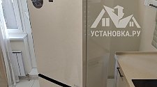 Установить холодильник и перенавесить двери холодильника