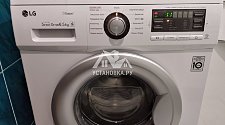 Установить в ванной отдельностоящую новую стиральную машину LG