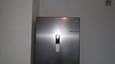 Установить отдельностоящую стиральную машину Bosch в ванной комнате и отдельностоящий холодильник Bosch с перевесом дверей (с дисплеем)