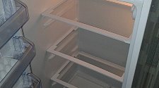 Выставить по уровню отдельно-стоящий холодильник
