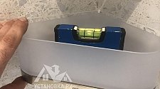 Навесить аксессуары в ванной комнате