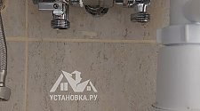 Установить отдельностоящую стиральную машину.